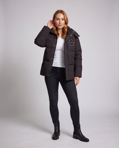 Damen übergroße kurze gesteppte Jacke mit hohem Stehkragen und dekorativer Patch-Applikation