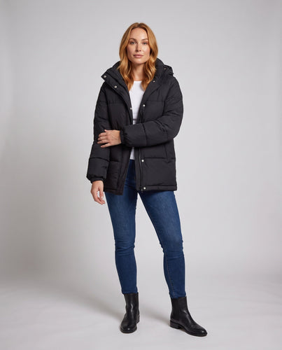 Damen urbane mid-lange Thermo-Pufferjacke mit Kapuze, verdeckter Frontleiste und geräumigen Einschubtaschen