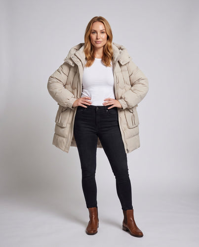 Damen urbane thermische Parka mit ergonomischer Kapuze, verdecktem Reißverschluss und großzügigen Sicherheitstaschen