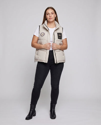 Damen nicht gepolsterte oversized gesteppte Weste mit hohem Kragen und Logo-Patches