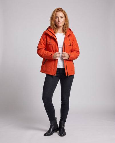 Damen leichte Outdoor Softshelljacke mit verstellbare Kapuze, verdecktem Reißverschluss und funktionalen Reißverschlusstaschen