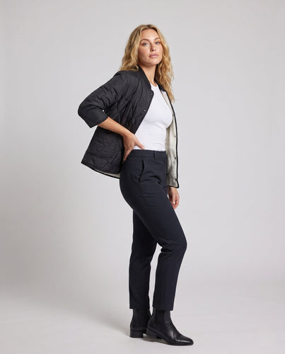 Damen Taillierte Gepolsterte Jacke mit Teddy-Futter und Druckknöpfen
