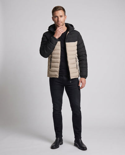 Leicht gepolsterte, gesteppte Herrenjacke mit Kapuze und thermo-reflektierendem Innenfutter