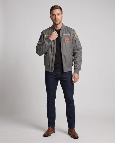 Herren gepolsterte Bomberjacke im Pilotenstil mit bestickten Patches und Armtasche drune