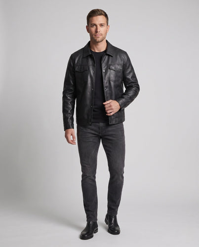 Herren Faux-Leder Truckerjacke mit geprägtem Monogramm, Druckknopfverschluss und Klapptaschen drune