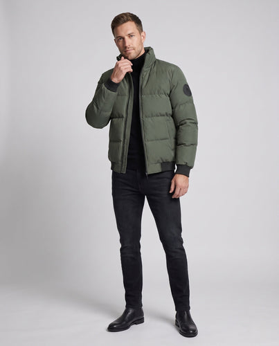 Herren Kurzblouson im gesteppten Puffer-Look mit winddichter äußeren Schicht und gerippten Abschlüssen drune