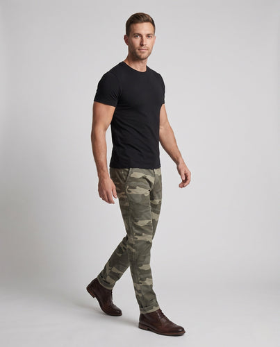 Herren Chino-Hosen im Camouflage-Design, maßgeschneidert und tapered mit aufgerolltem Saum Drune