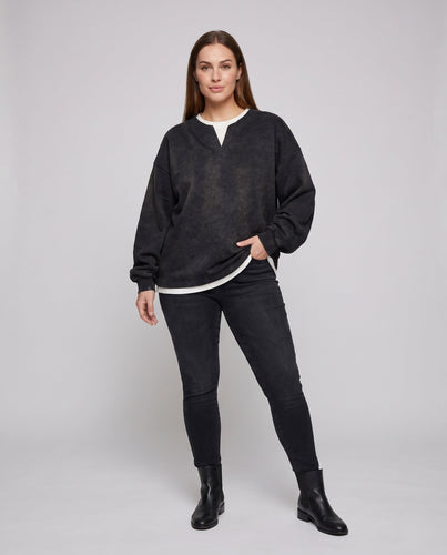 Unisex Oversize-Sweatshirt mit V-Einsatz, Lagenoptik und Vintage-Washed Finish
