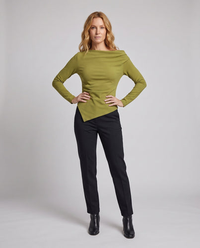 Figurbetontes Damenbody mit weitem Bootsausschnitt und asymmetrischem spitzem Saum Drune