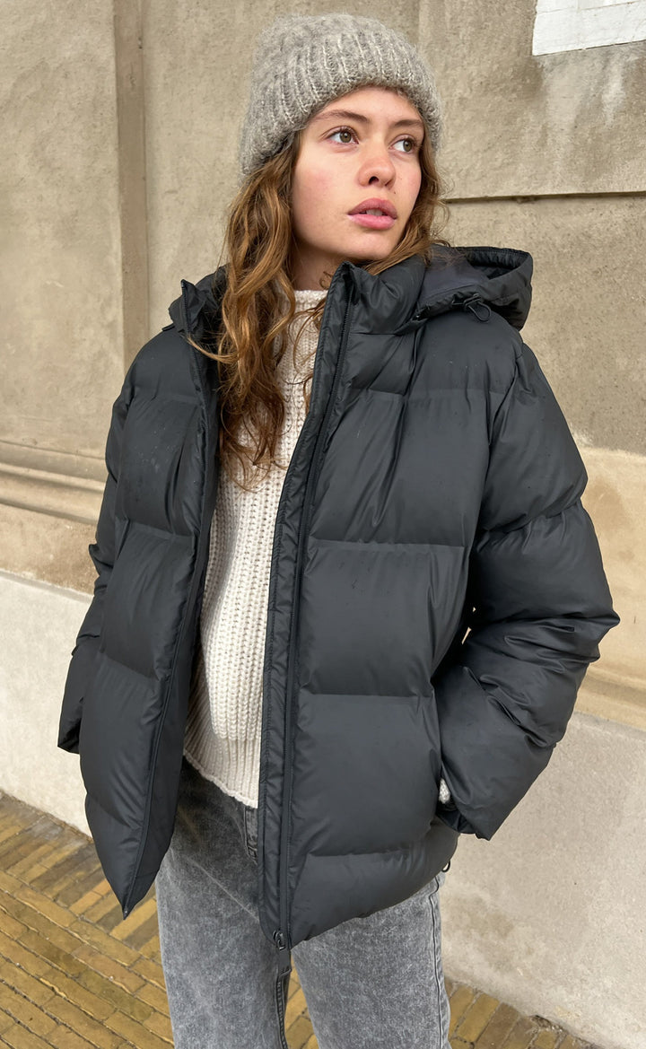 Drune | Warme Schwarze Winterjacke mit Kapuze für Damen