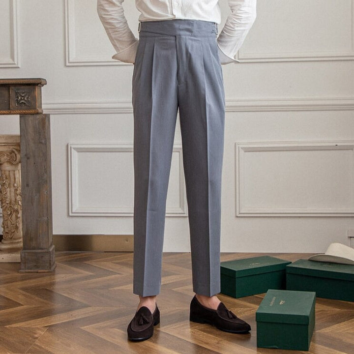 Drune Classic: Stilvolle Hose mit Schnalle