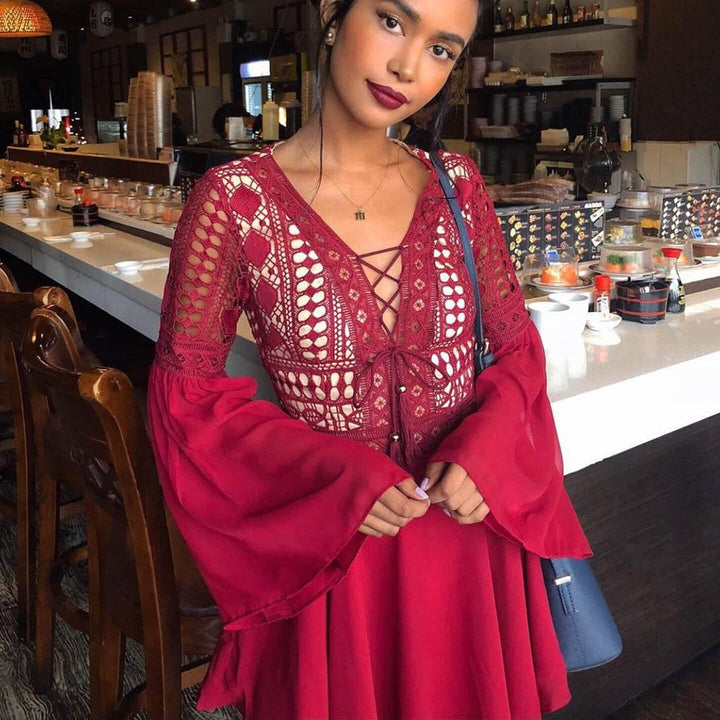 Drune | Minikleid Boho Stil Flare Passform Tiefer V-Ausschnitt Lange Trompetärmel