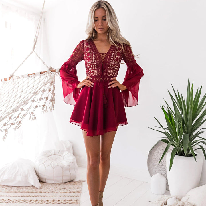 Drune | Minikleid Boho Stil Flare Passform Tiefer V-Ausschnitt Lange Trompetärmel