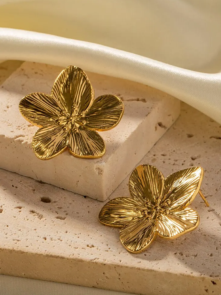Drune | Blossom Ohrringe Gold Mit Eleganten Blütenblättern
