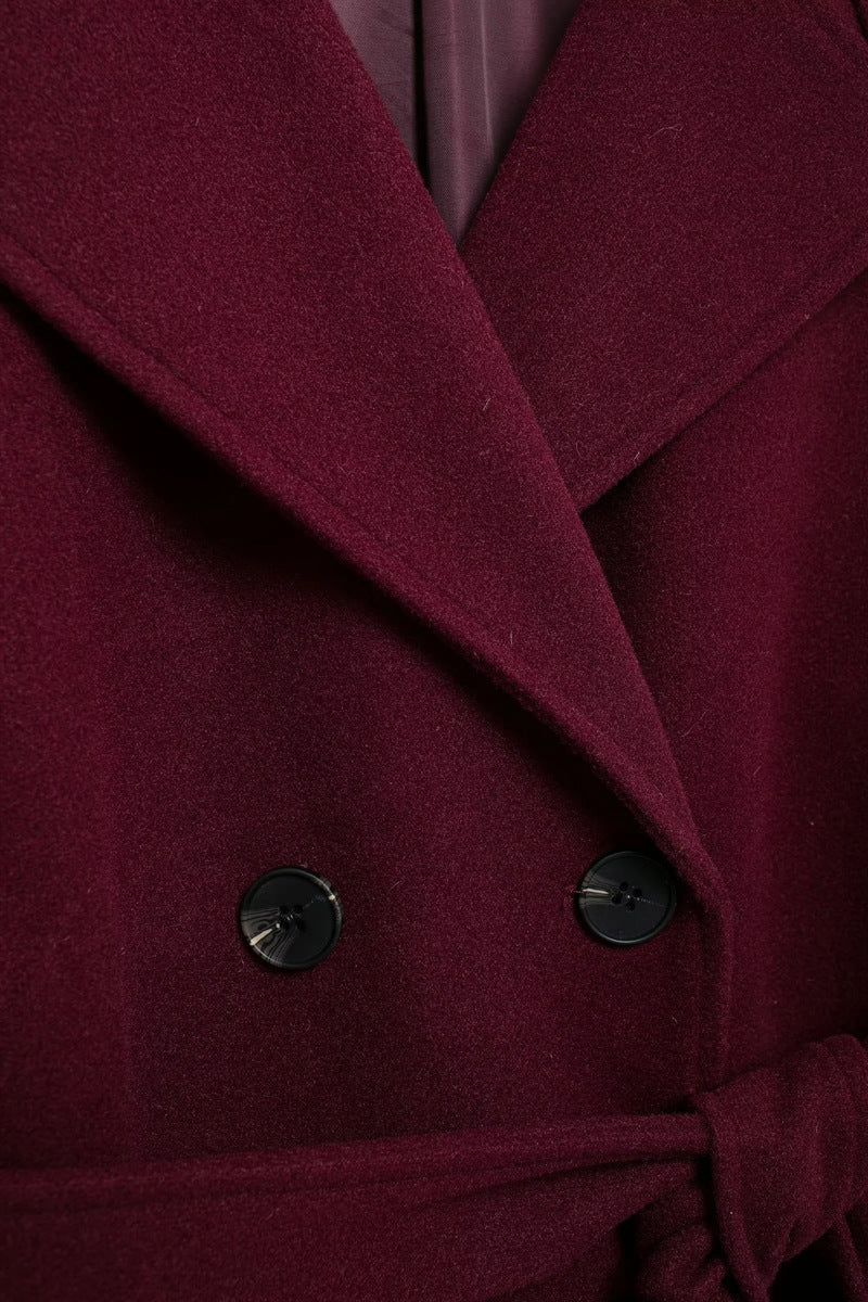 Drune | langer Trenchcoat in elegantem Rot - stilvoller Wintermantel für gemütliche Abende