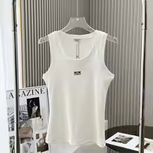 Drune | Geripptes Tanktop mit zarter Stickerei