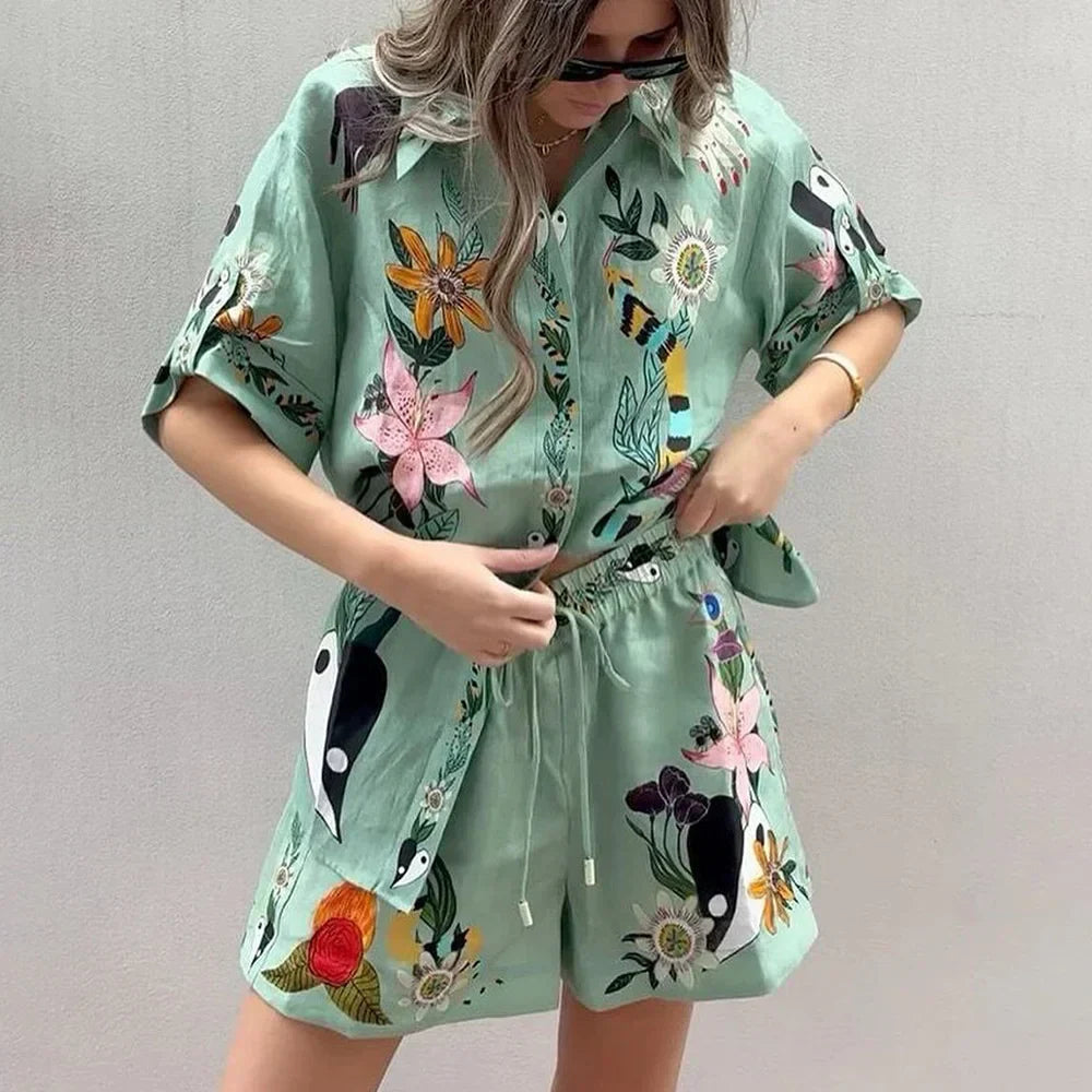 Drune | Frauen 2 Teiliges Set Sommer Neu Lounge Urlaub Set Lockere Passform Druck Kurzarm Kragen Knopf T-Shirt mit Shorts Set