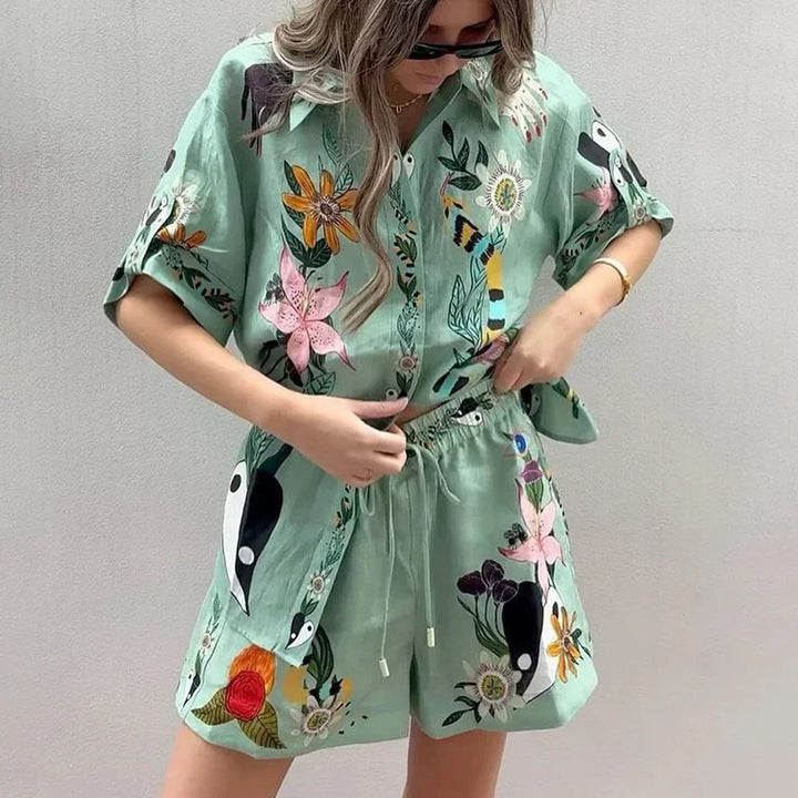 Drune | Frauen 2 Teiliges Set Sommer Neu Lounge Urlaub Set Lockere Passform Druck Kurzarm Kragen Knopf T-Shirt mit Shorts Set