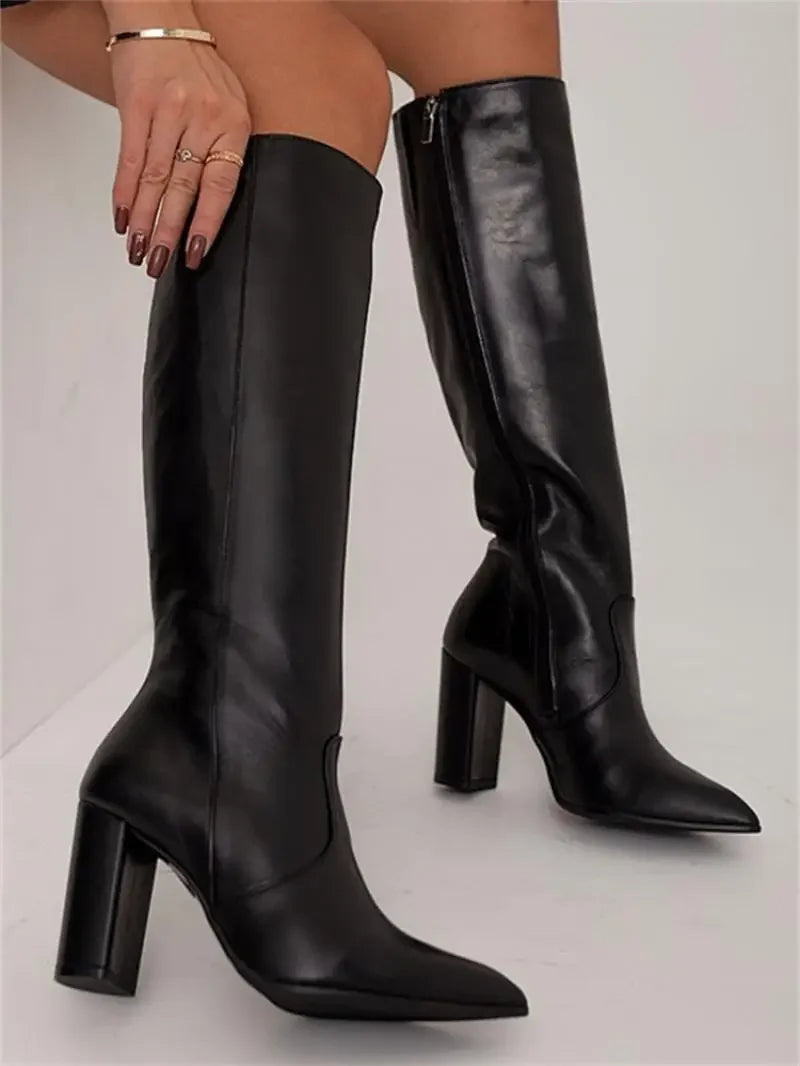 Damenstiefel aus Kunstleder mit schlanker Form