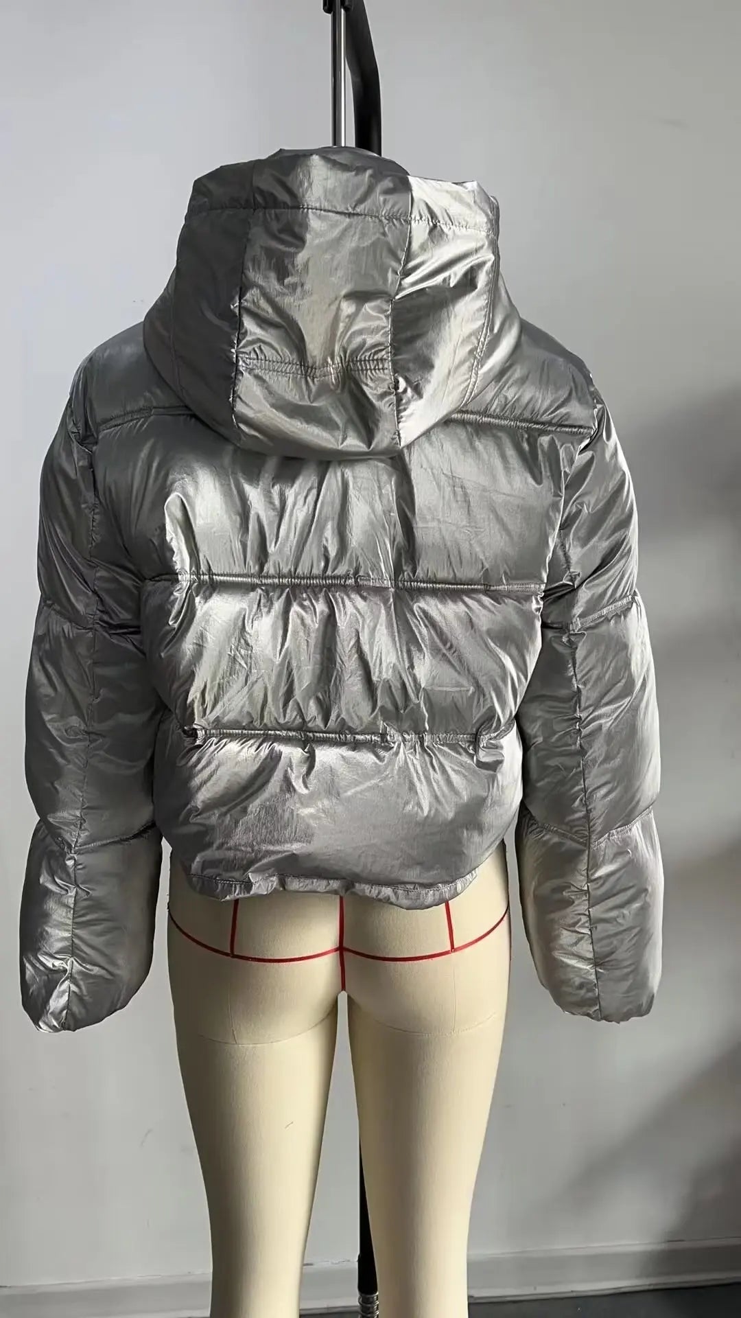 Drune | Kurz geschnittene metallische gesteppte Winterjacke mit hohem Kragen