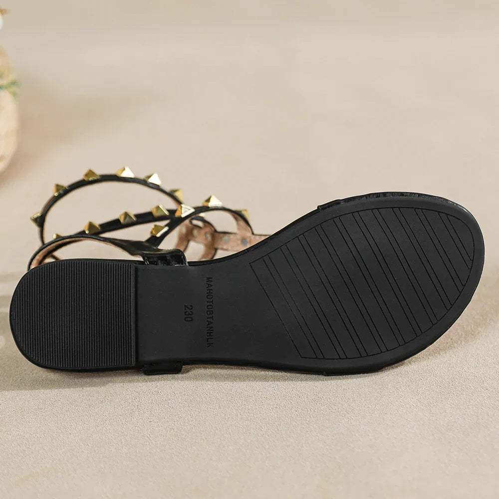 Drune | Neue Sommer Outdoor Damen Flache Sandalen Britischer Stil Damen Lässig Römische Flache Stilvolle Niet Design Arbeit und Fest