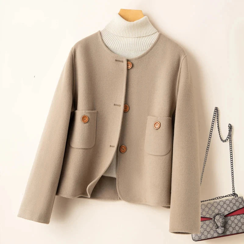 Drune | Cropped Jacke Wollmix Boxy Fit Kragenlos Dekorative Knopfverschluss Patten Taschen