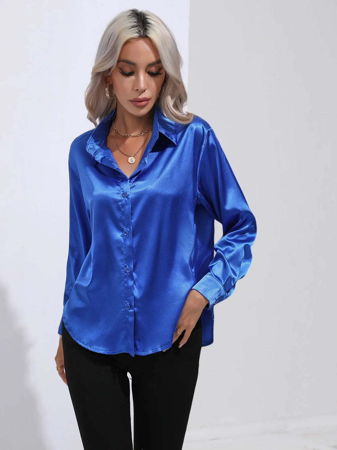 Drune | Elegante Satinbluse Mit V-ausschnitt & Langen Ärmeln