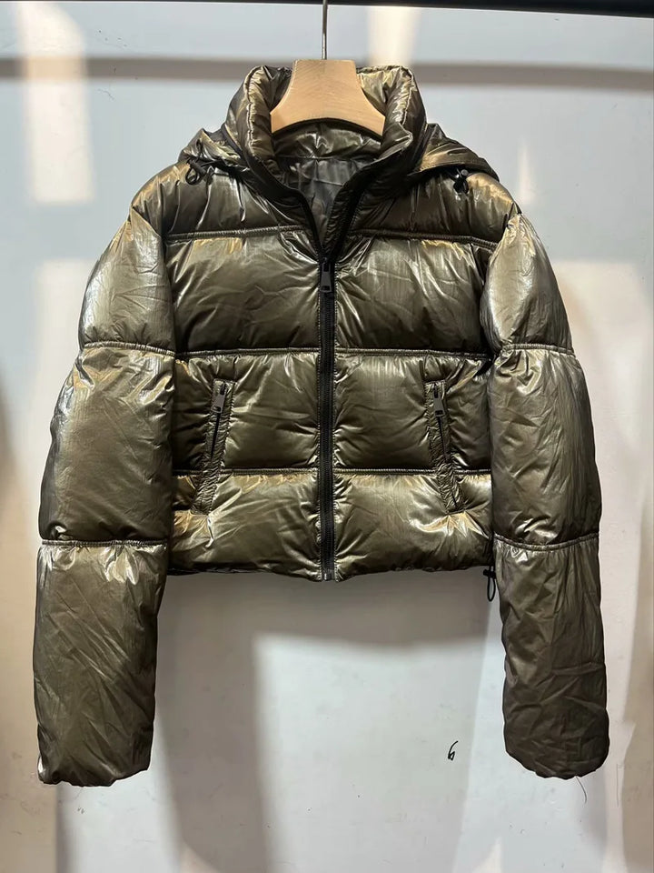 Drune | Kurz geschnittene metallische gesteppte Winterjacke mit hohem Kragen