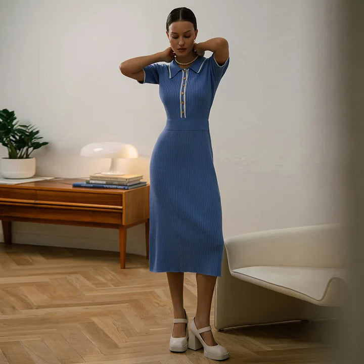 Geripptes Kleid mit Kontrastkragen und Knopfdetails