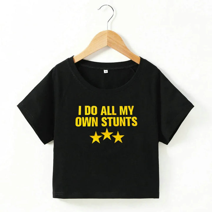 Drune | Cropped T-Shirt mit "I do all my own stunts" Druck für Frauen
