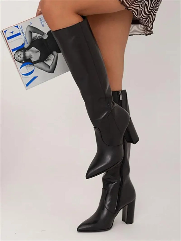 Damenstiefel aus Kunstleder mit schlanker Form