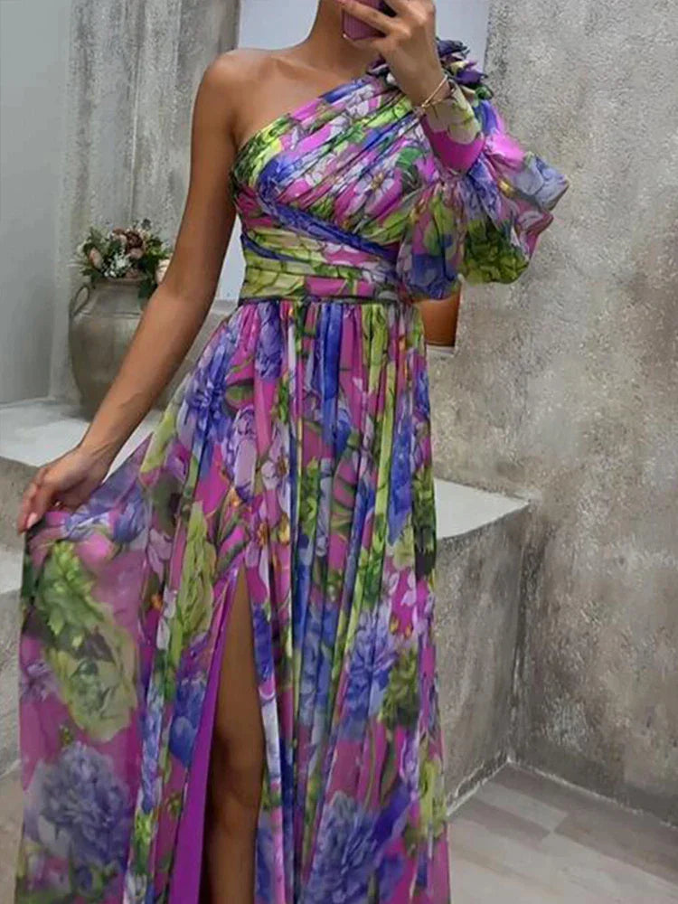 Drune | Maxikleid mit sexy Seitenschlitz und einem Ärmel in lila Druck