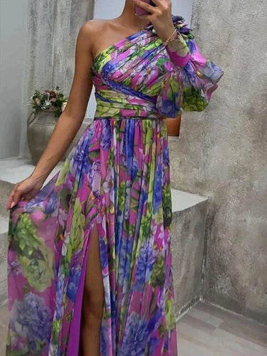 Drune | Maxikleid mit sexy Seitenschlitz und einem Ärmel in lila Druck
