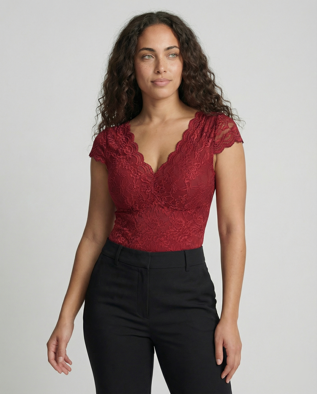 Drune - Elegante Body Suit mit Spitzenärmeln und V-Ausschnitt