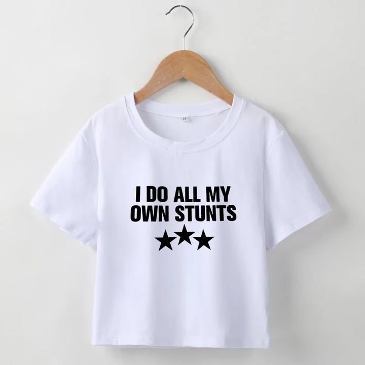 Drune | Cropped T-Shirt mit "I do all my own stunts" Druck für Frauen