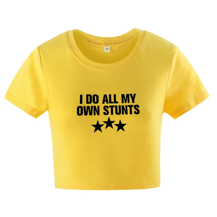 Drune | Cropped T-Shirt mit "I do all my own stunts" Druck für Frauen