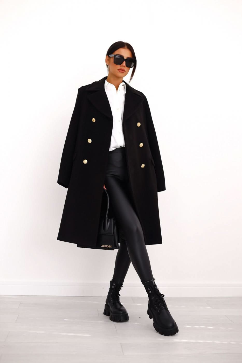 Drune | oversized schwarze Mantel mit goldenen Knöpfen für Damen