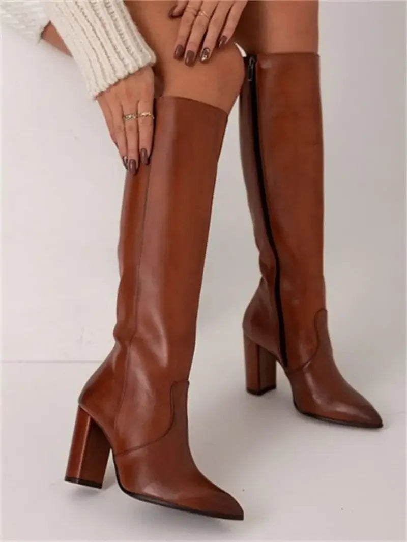 Damenstiefel aus Kunstleder mit schlanker Form