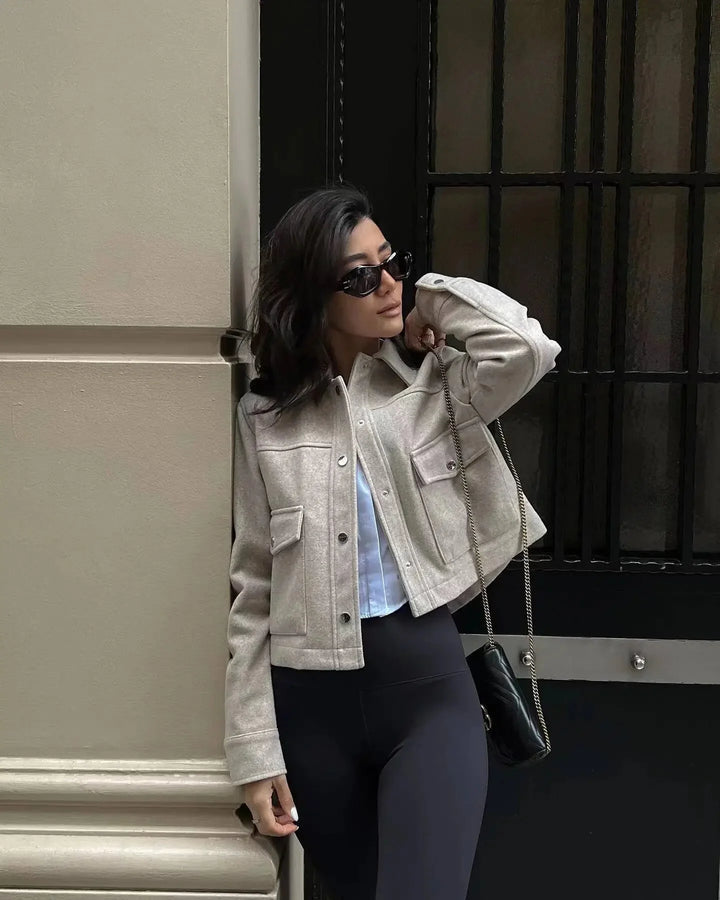 Drune | Elegante Jacke mit farbigem Kragen und Hebe für Damen