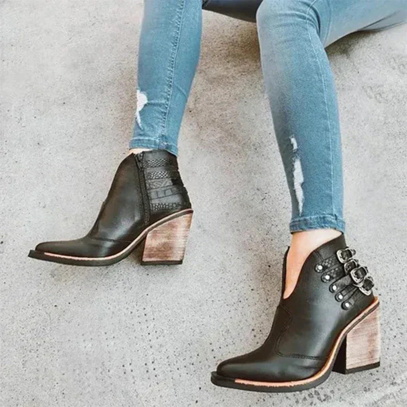 Drune - Markante Biker Stiefeletten mit Nietenbesatz Robuste Schnallen-Optik