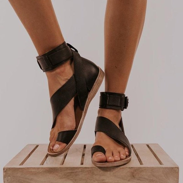Drune | Sandalen mit Kreuzband und Zehenring