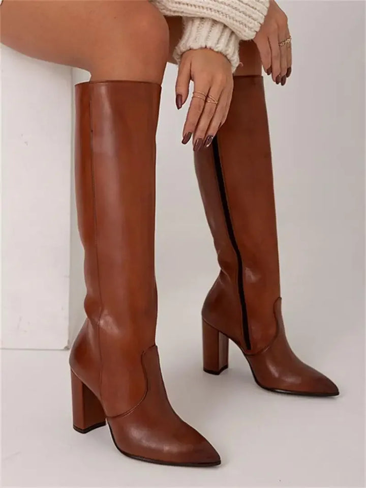 Damenstiefel aus Kunstleder mit schlanker Form
