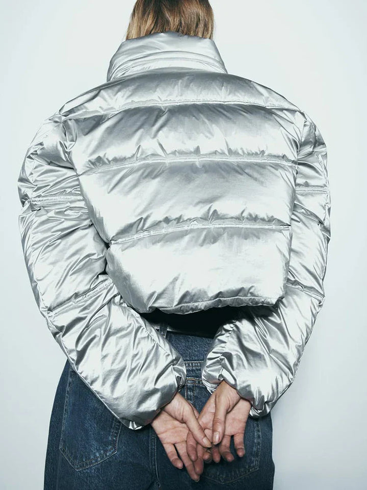 Drune | Kurz geschnittene metallische gesteppte Winterjacke mit hohem Kragen