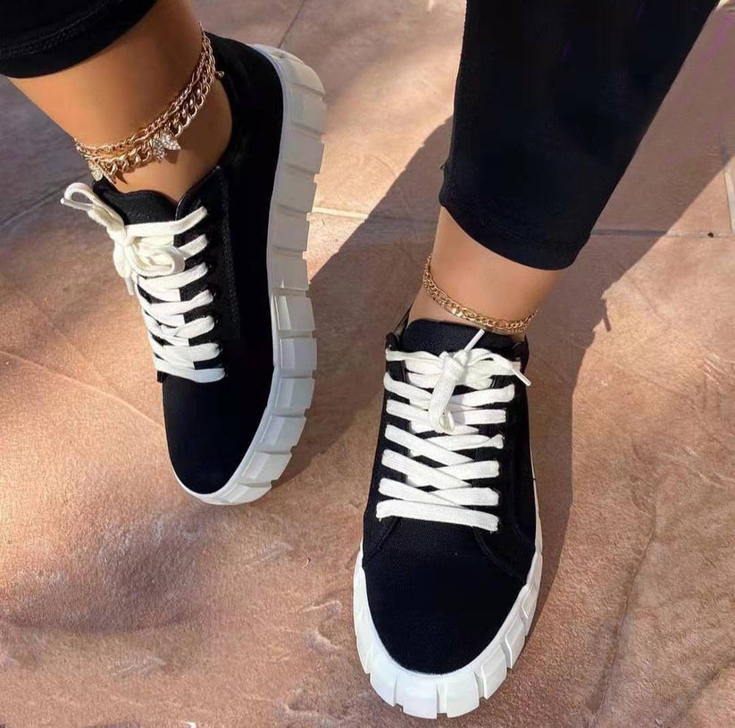Modische orthopädische Damenschuhe mit Plateausohle