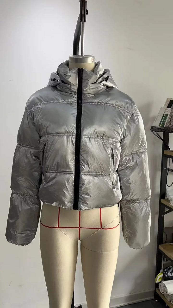 Drune | Kurz geschnittene metallische gesteppte Winterjacke mit hohem Kragen