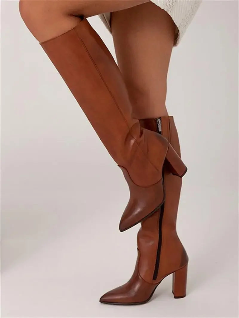 Damenstiefel aus Kunstleder mit schlanker Form