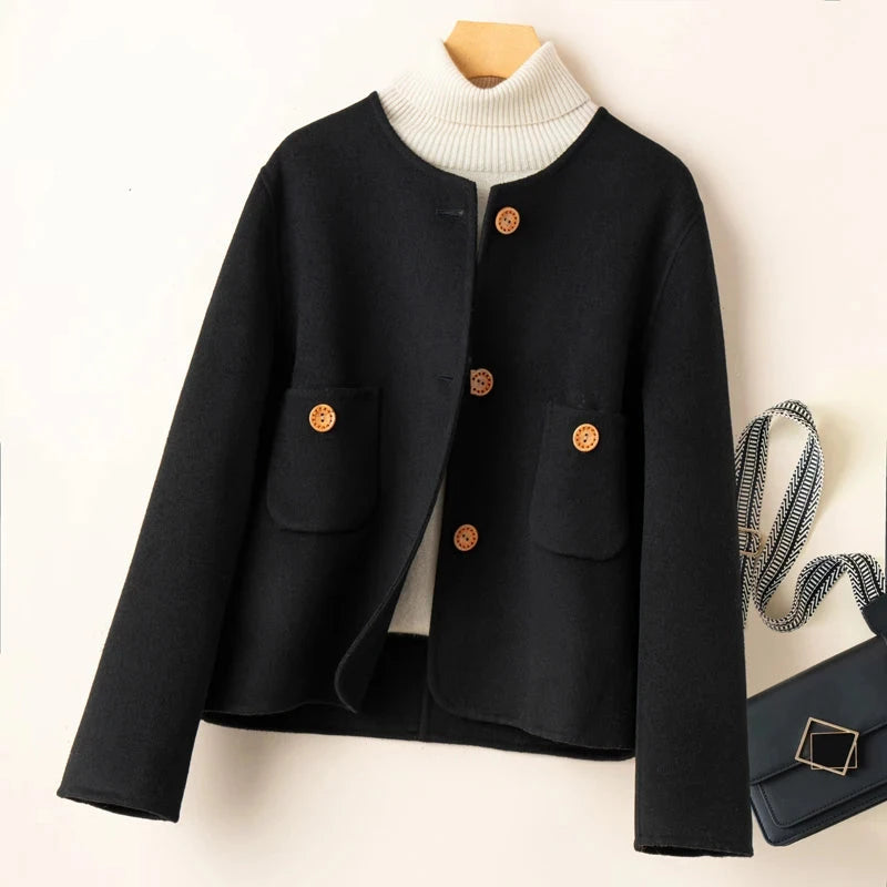 Drune | Cropped Jacke Wollmix Boxy Fit Kragenlos Dekorative Knopfverschluss Patten Taschen