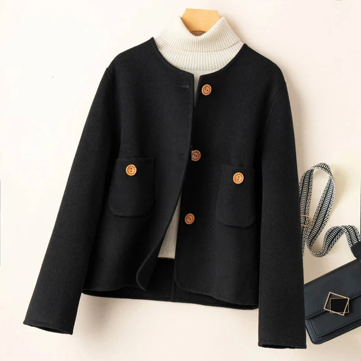 Drune | Cropped Jacke Wollmix Boxy Fit Kragenlos Dekorative Knopfverschluss Patten Taschen