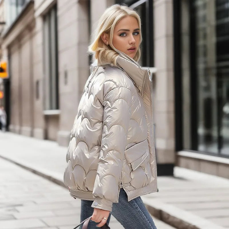 Drune | Pufferjacke mit gewelltem Muster und Metallic-Look für Frauen