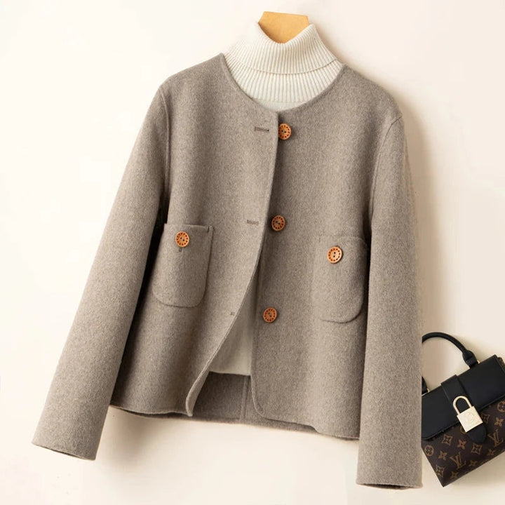 Drune | Cropped Jacke Wollmix Boxy Fit Kragenlos Dekorative Knopfverschluss Patten Taschen
